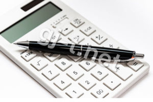 白の電卓と黒のペン