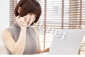 パソコンを観て頭を傾げる女性